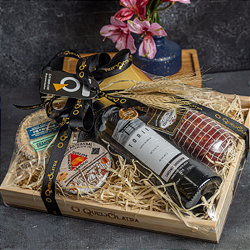 Cesta de Presente - Queijos & Vinho – 3 Queijos Artesanais + Copa + Segredo do Enólogo Tinto